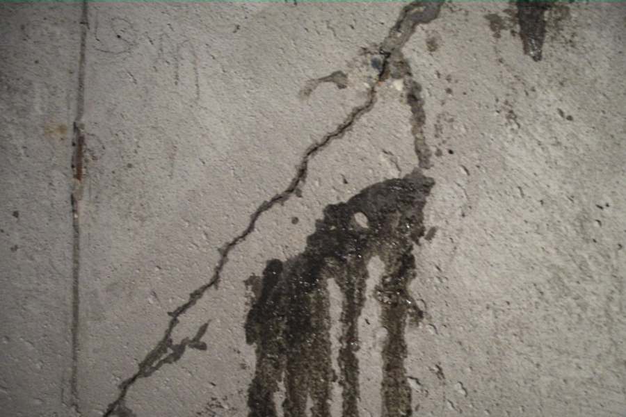 Concrete cracked with water leakage